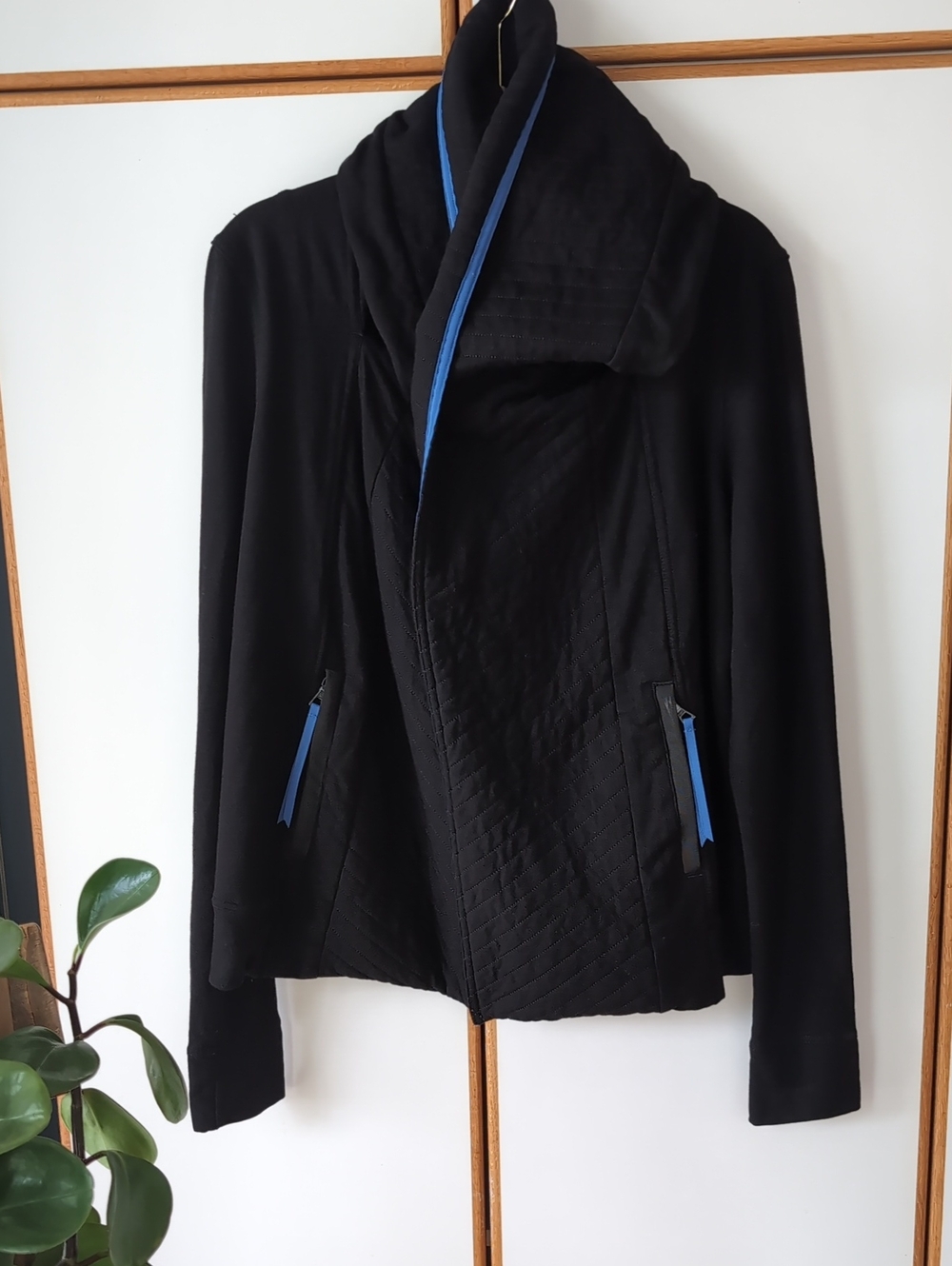 NWOT Kit and Ace Black Quilted Wrap Jacket Size 6